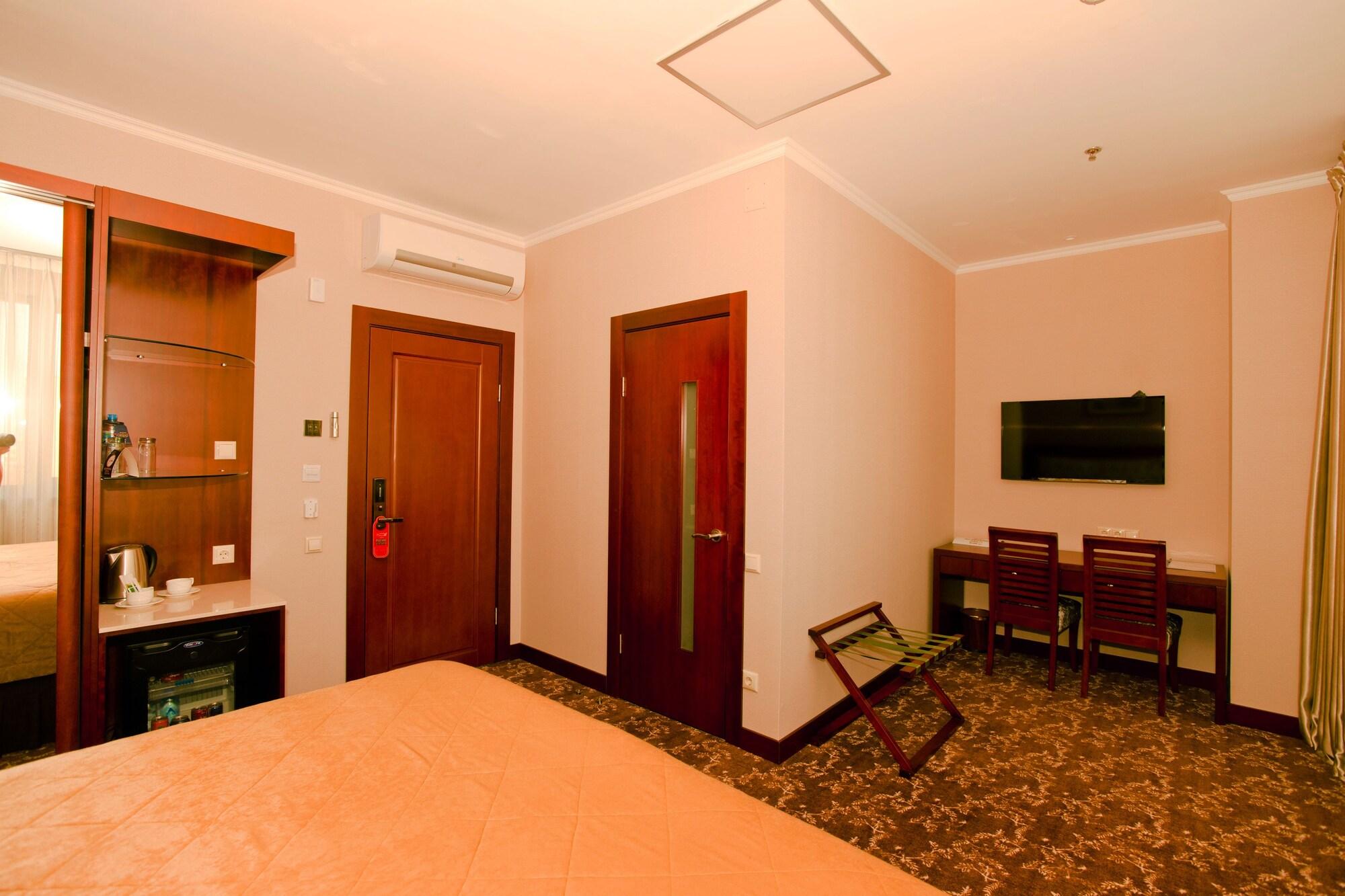 Grand Voyage Hotel Алма Ата Екстериор снимка