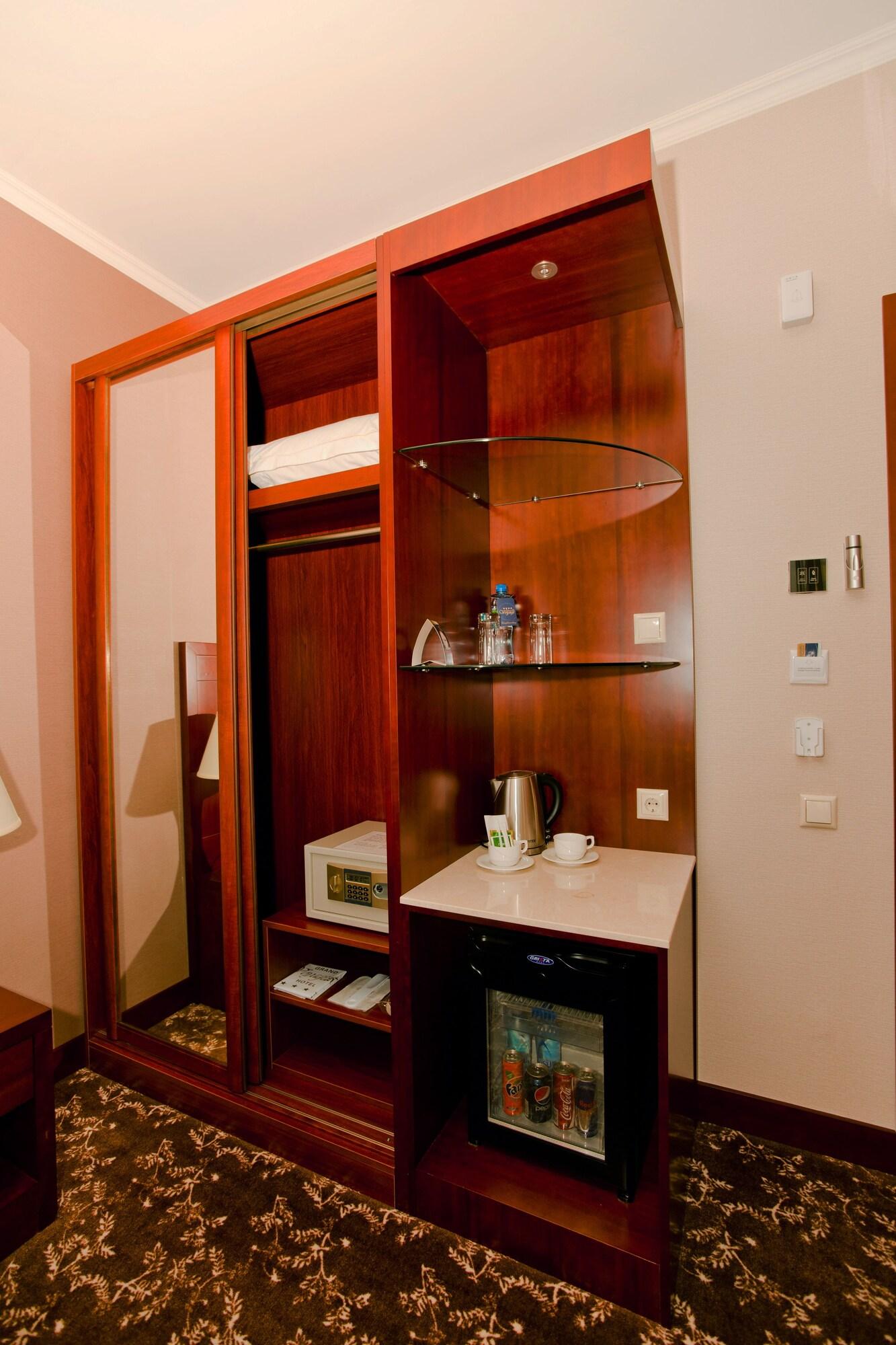 Grand Voyage Hotel Алма Ата Екстериор снимка