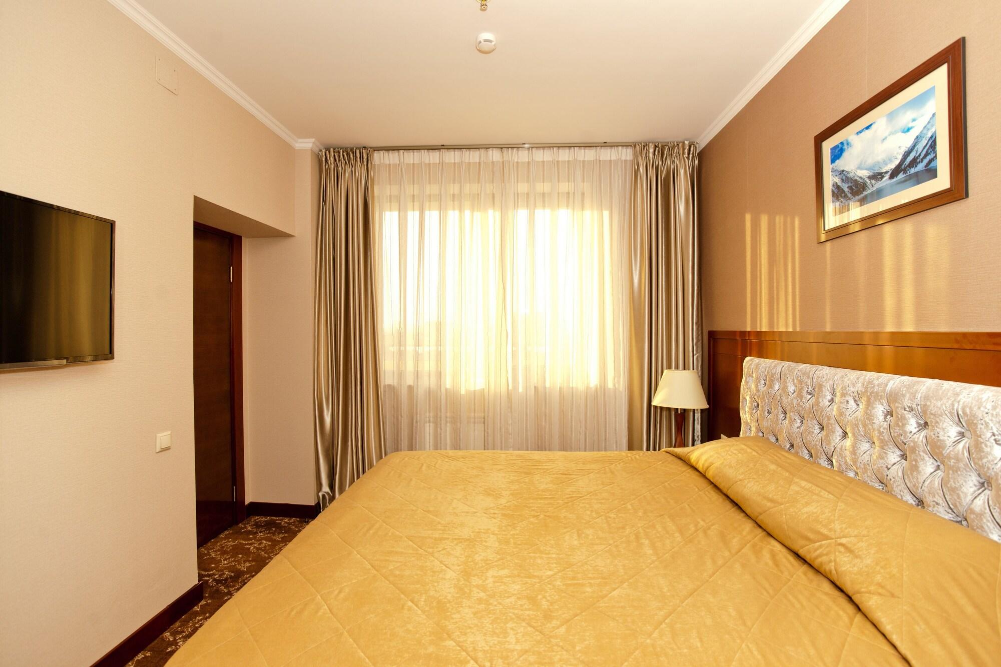 Grand Voyage Hotel Алма Ата Екстериор снимка