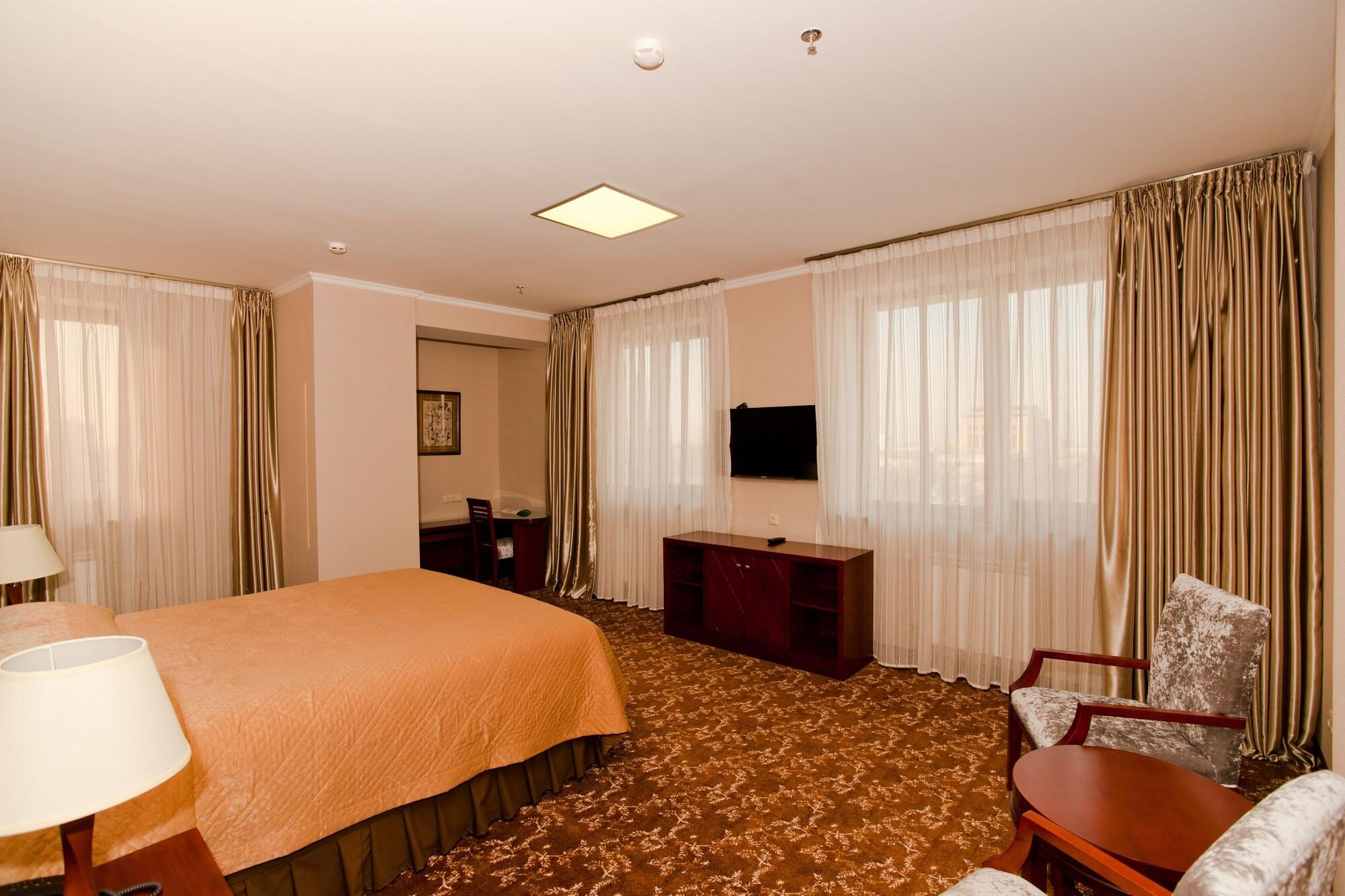 Grand Voyage Hotel Алма Ата Екстериор снимка