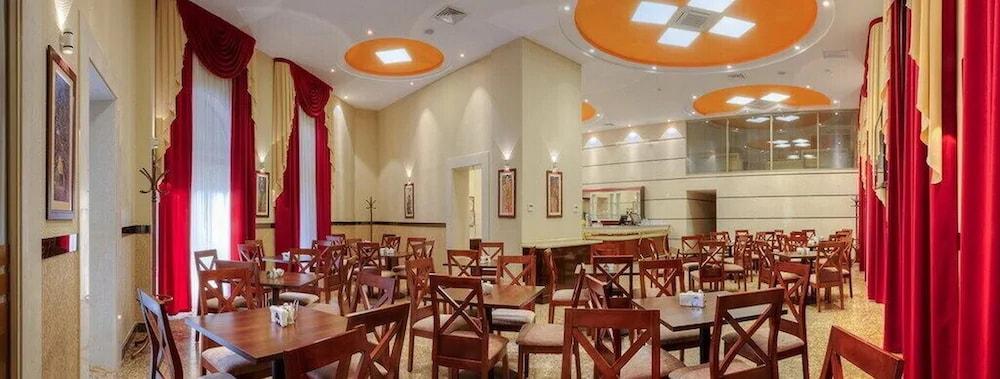 Grand Voyage Hotel Алма Ата Екстериор снимка