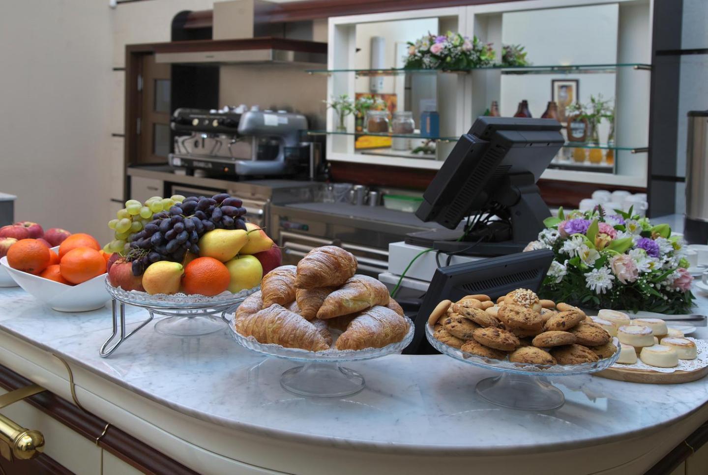 Grand Voyage Hotel Алма Ата Екстериор снимка