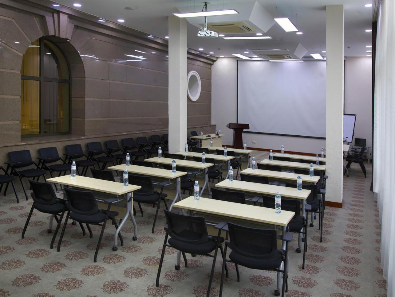 Grand Voyage Hotel Алма Ата Екстериор снимка
