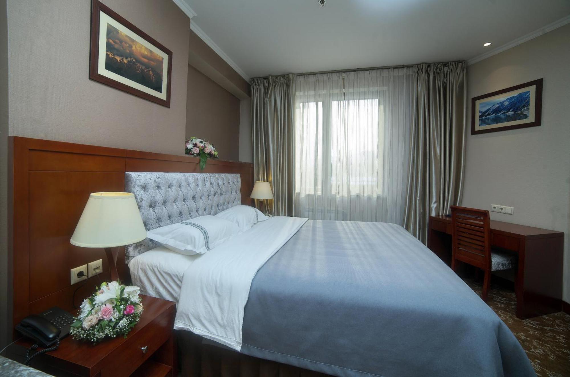 Grand Voyage Hotel Алма Ата Стая снимка