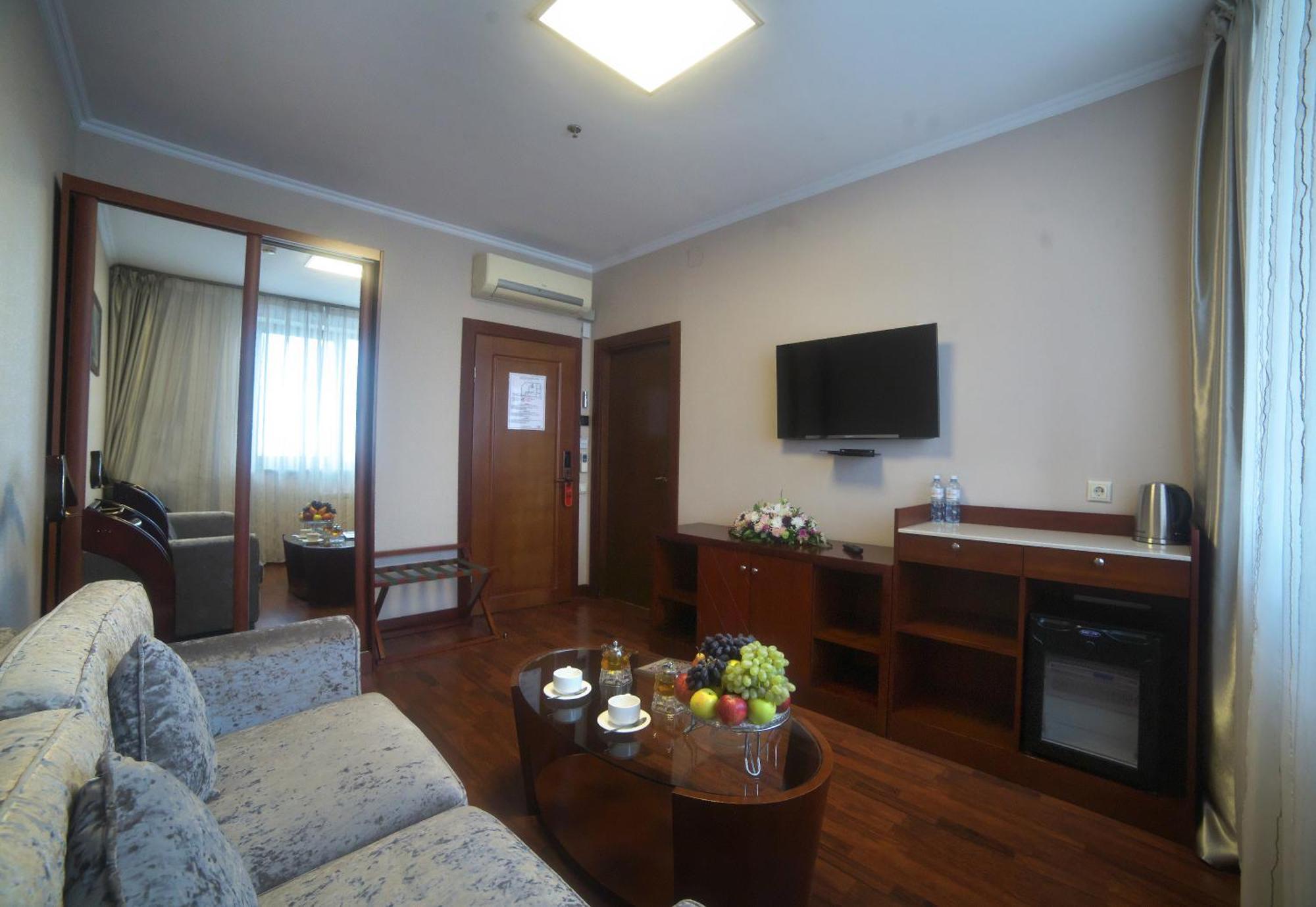 Grand Voyage Hotel Алма Ата Екстериор снимка