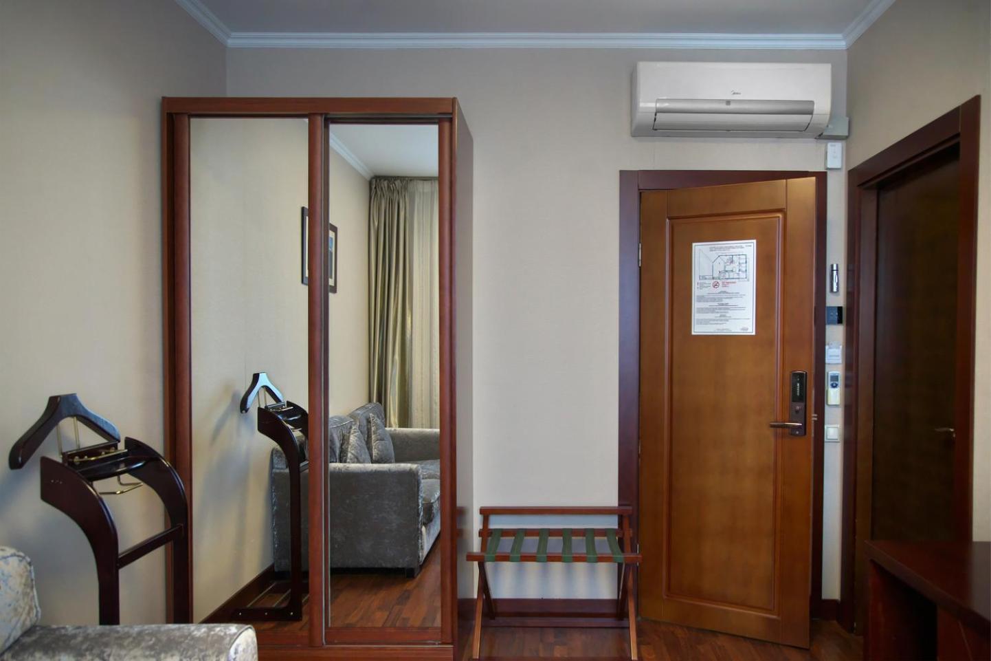 Grand Voyage Hotel Алма Ата Екстериор снимка