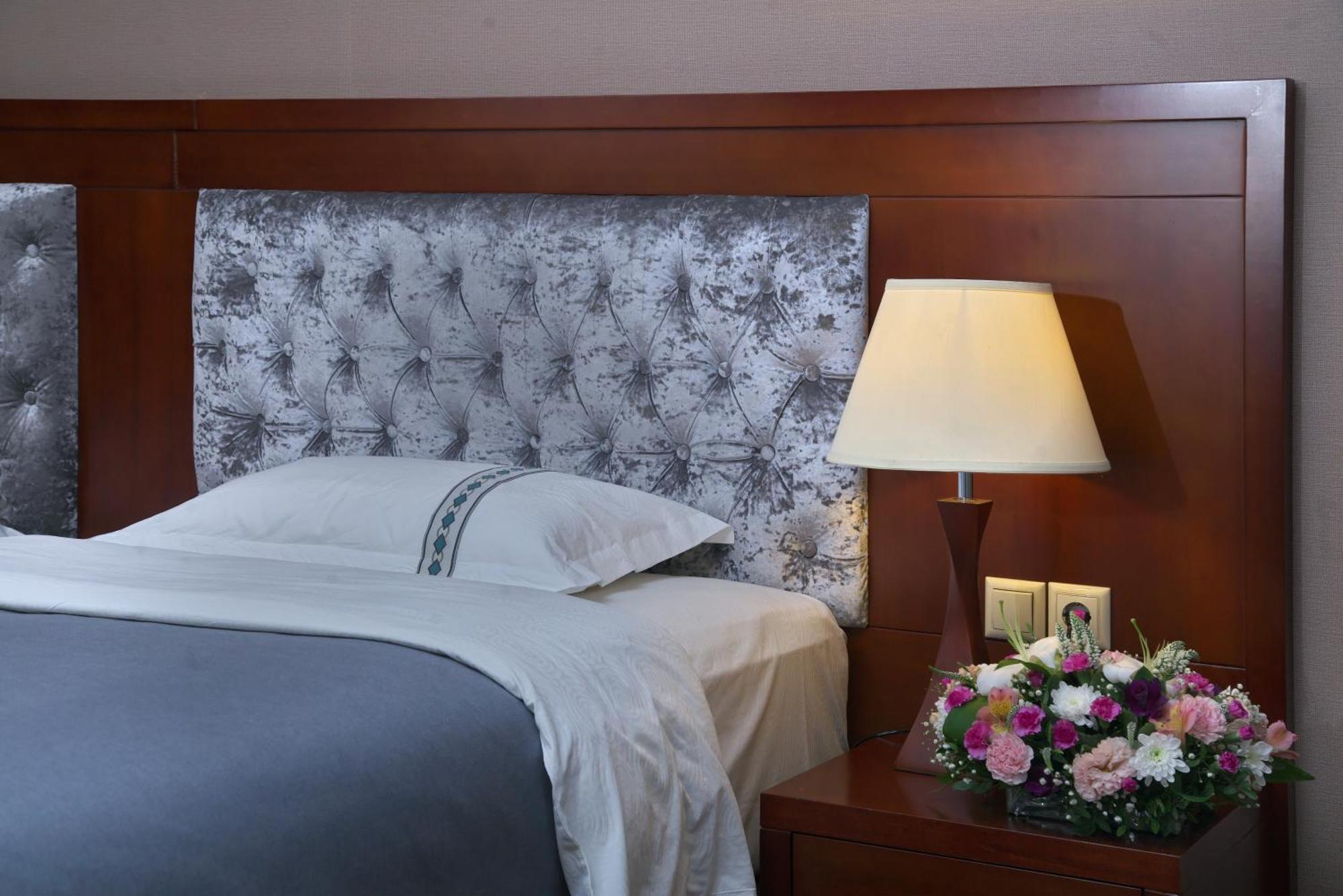 Grand Voyage Hotel Алма Ата Екстериор снимка