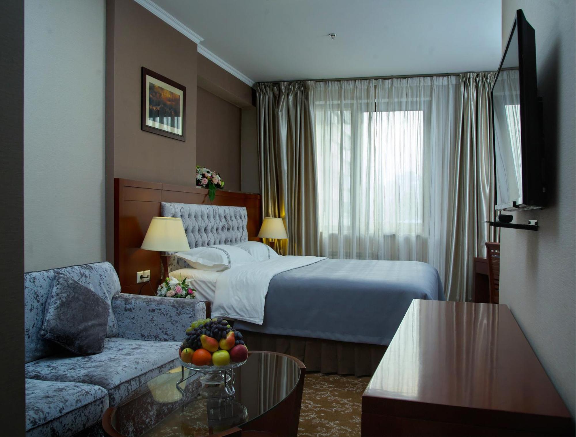 Grand Voyage Hotel Алма Ата Екстериор снимка