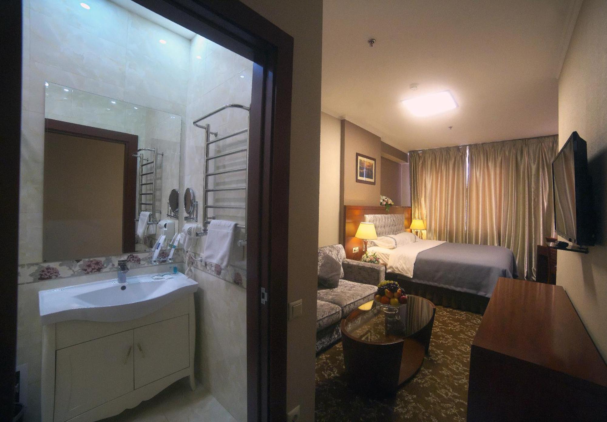 Grand Voyage Hotel Алма Ата Екстериор снимка