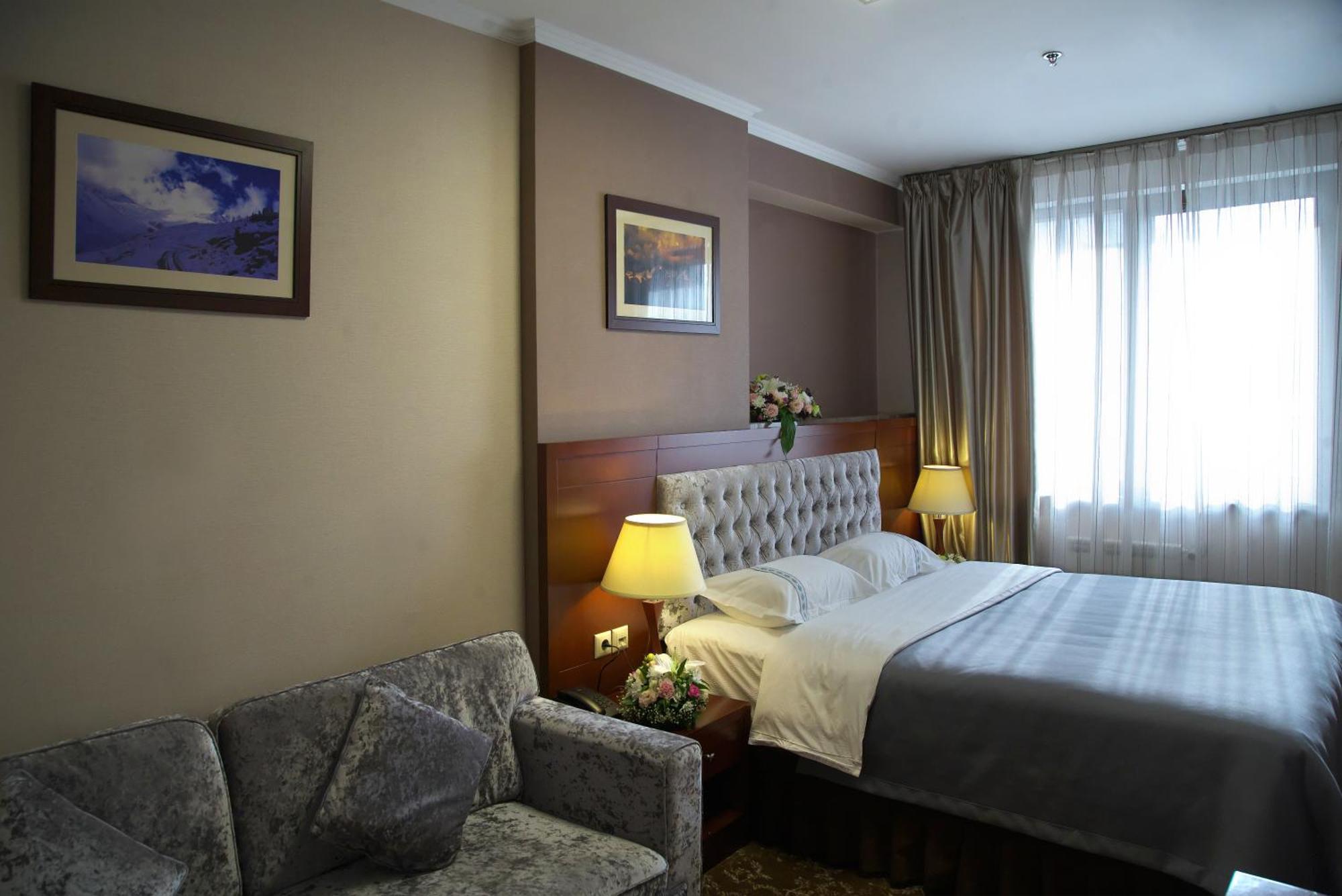 Grand Voyage Hotel Алма Ата Екстериор снимка