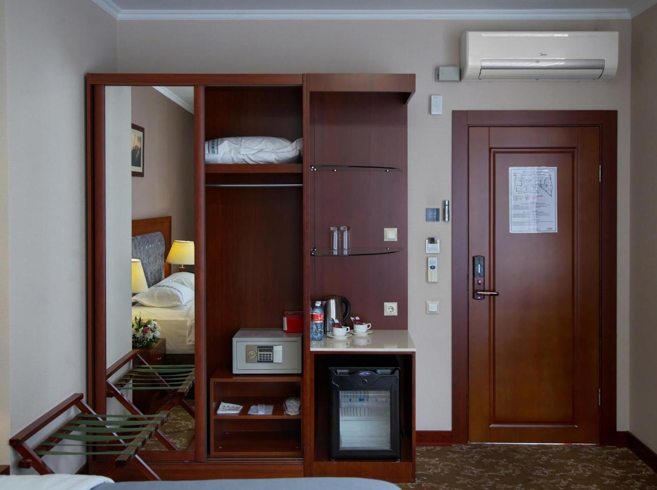 Grand Voyage Hotel Алма Ата Екстериор снимка
