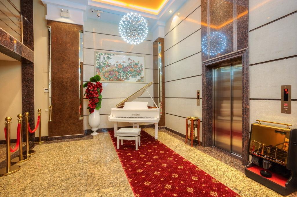 Grand Voyage Hotel Алма Ата Екстериор снимка